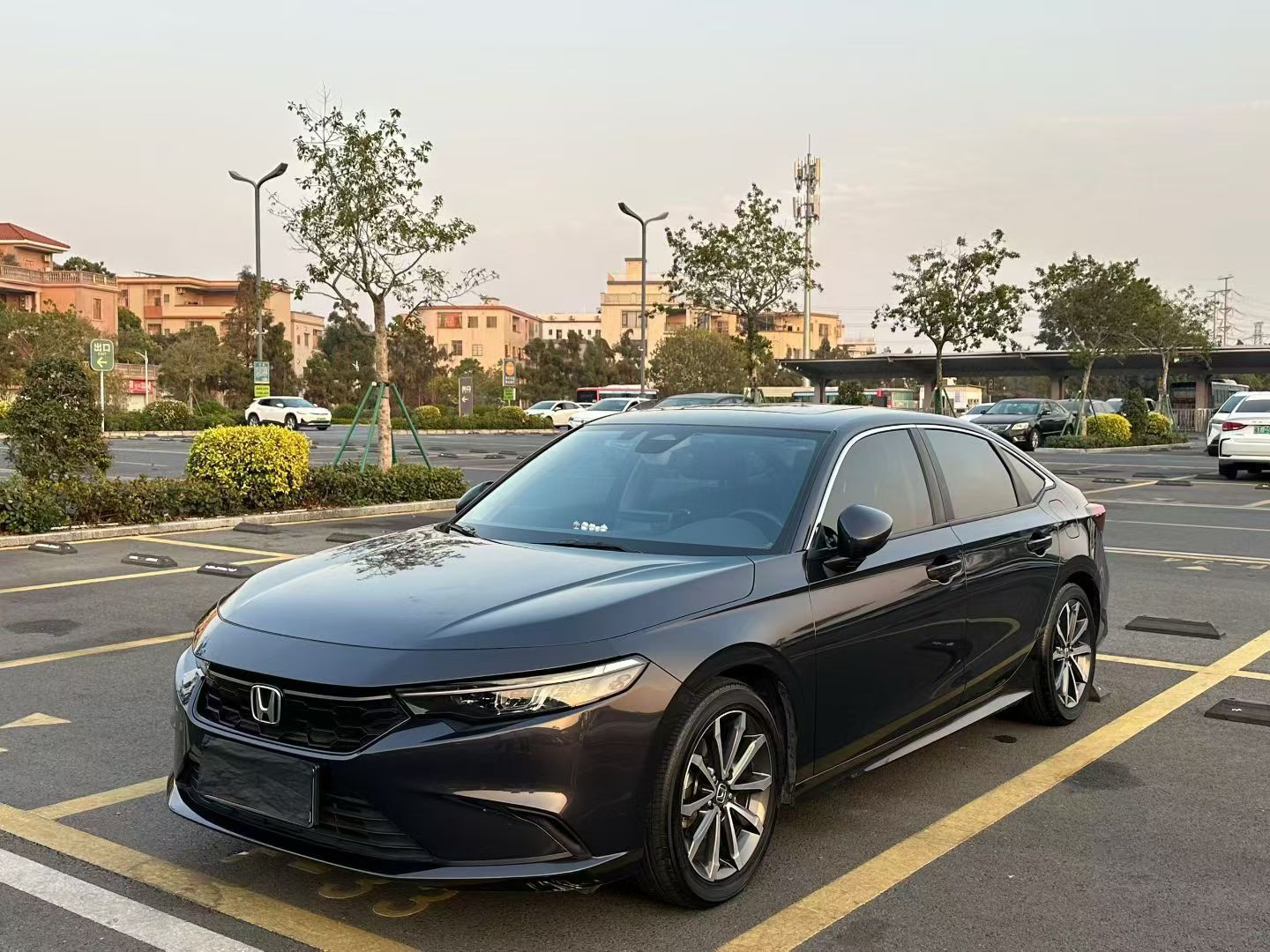 Под передней частью автомобиля