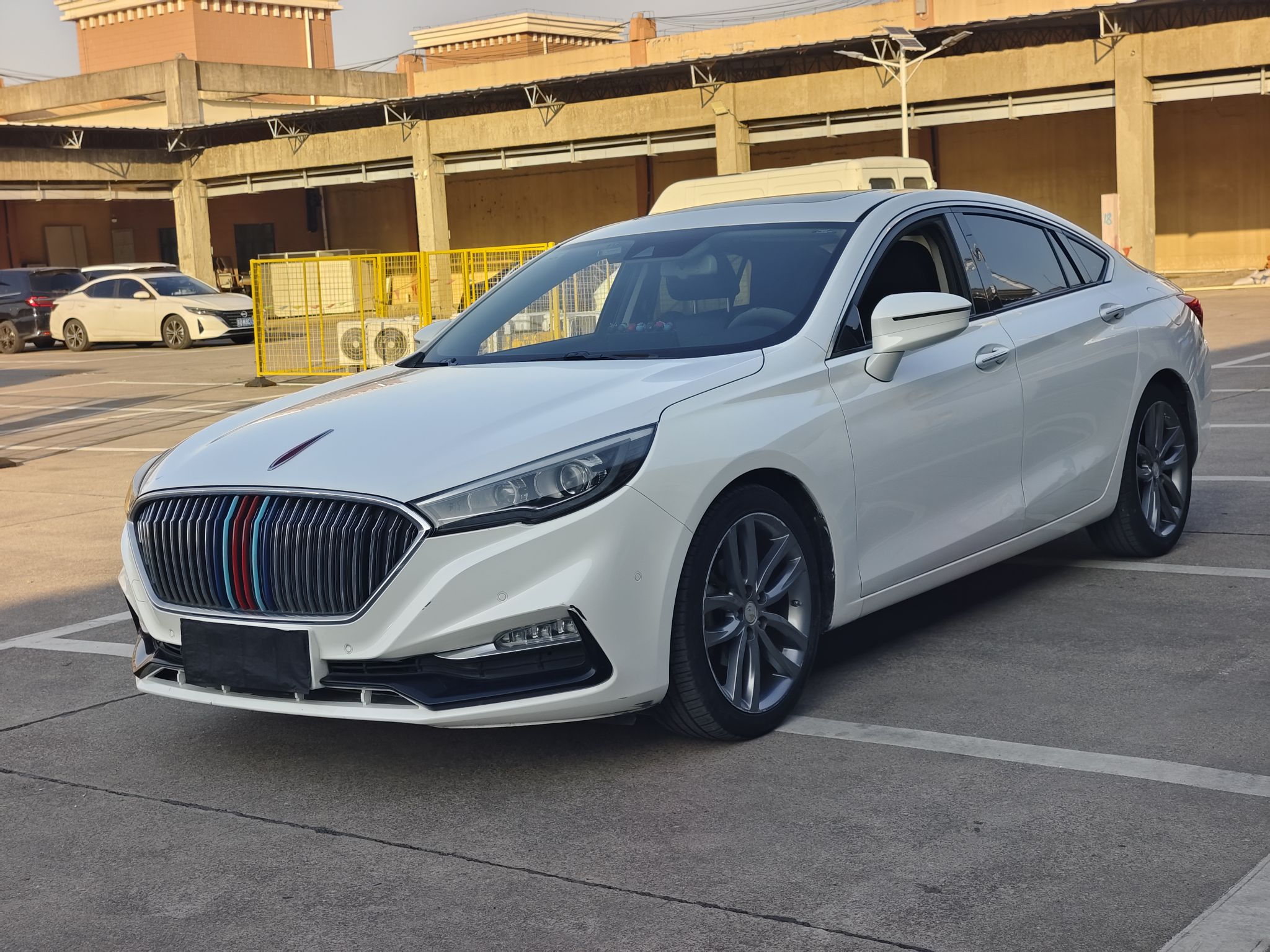 تحت مقدمة السيارة