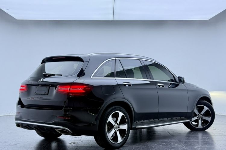 Used Mercedes-Benz GLC 2018 Facelift GLC 260 4MATIC Luxury Edition Exterior 4