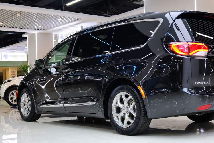 Used Chrysler Grand Voyager 2017 3.6L Premium Edition
