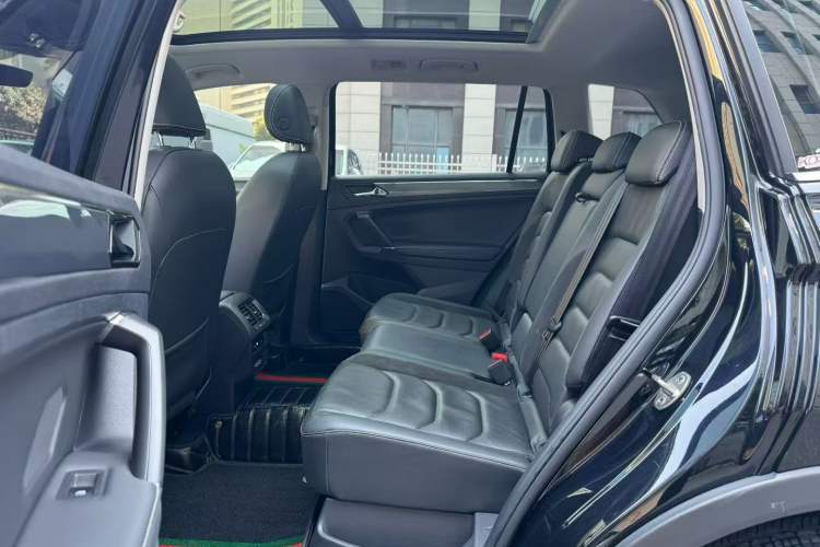 Used Volkswagen Tiguan L 2021 330TSI Automatic Two-Wheel Drive R-Line Enhanced Edition Interior 2