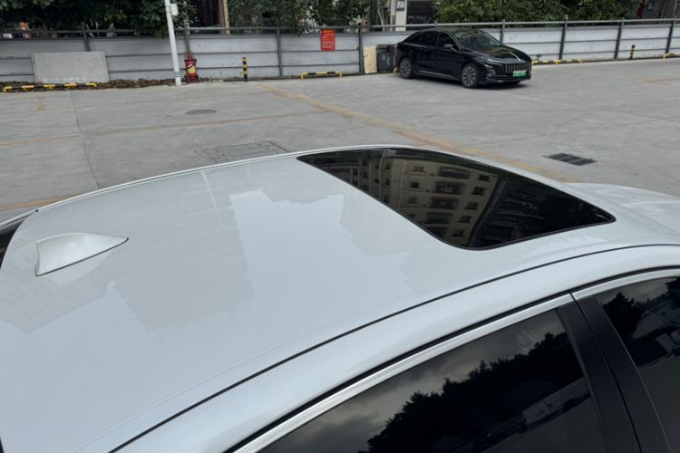 Used BMW 5 Series 2014 528Li Leading Model Roof