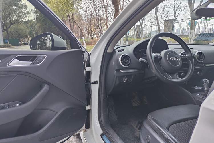 Used Audi A3 2014 Limousine 40 TFSI S line Comfort Model