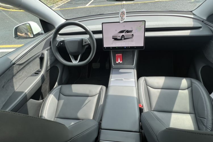 Used Tesla Model Y 2025 Long-Range All-Wheel-Drive Version
