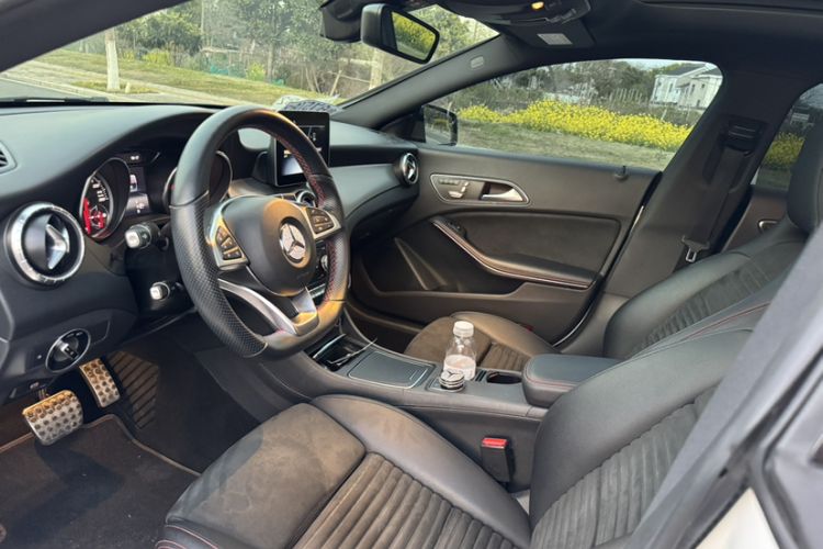 Used Mercedes-Benz CLA 2018 CLA 220 4MATIC Interior 2