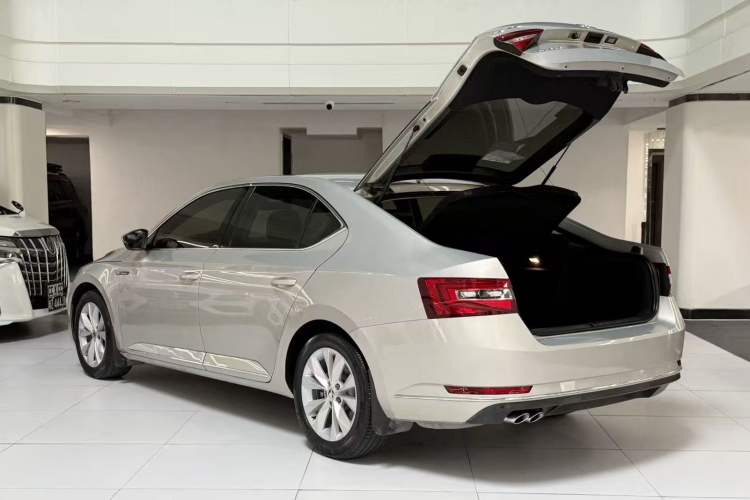 Used Skoda Superb 2016 TSI330 DSG Innovation Edition Exterior 5