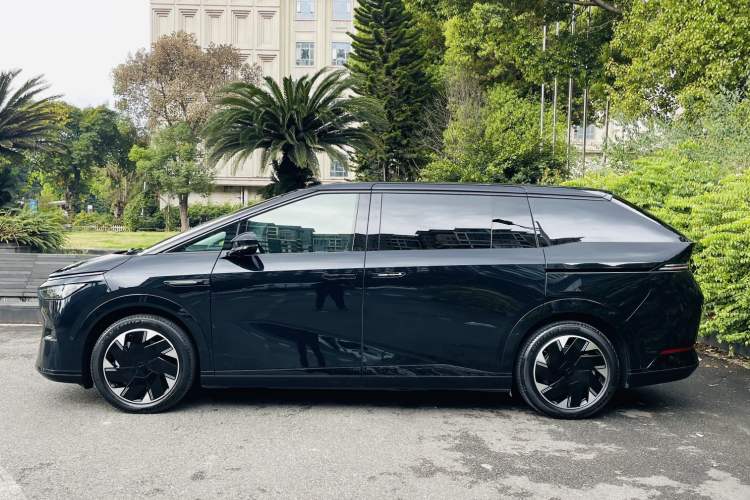 Used XPeng X9 2024 702 Ultra-Long Range Max Exterior 3