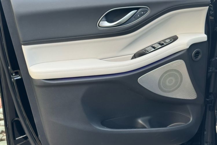 Used VOYAH Dream 2025 EV Four-Wheel Drive Prestige Kunpeng Edition