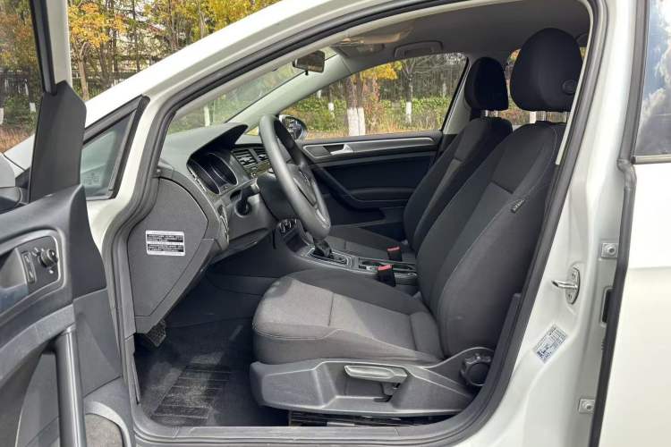 Used Volkswagen Golf 2016 1.6L Automatic Fashion Model
