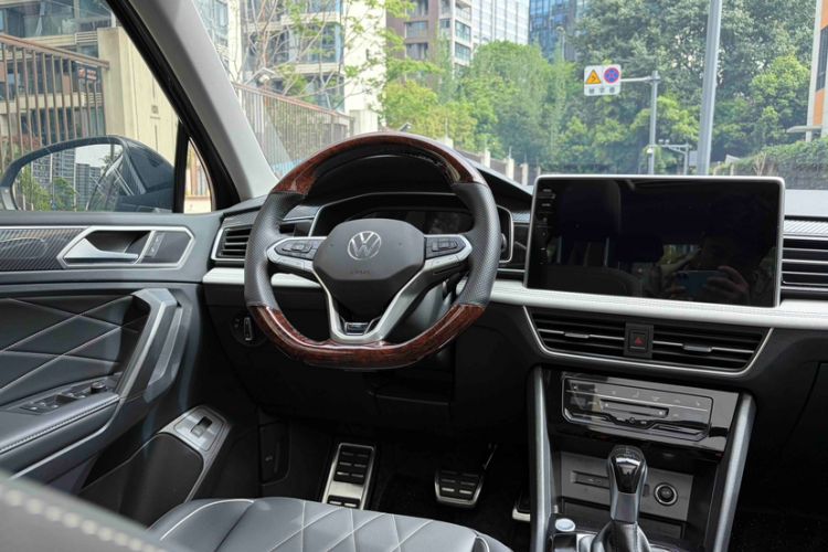 Used Volkswagen Tiguan L 2024 Outstanding Model 330TSI Automatic Two-Wheel Drive R-Line Dragon Glory Edition Interior 2