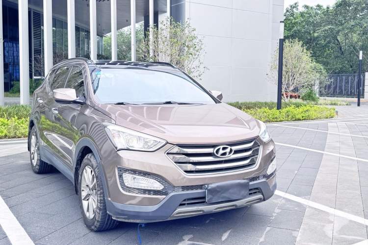 Used Hyundai Santa Fe 2013 Revised Version 2.4L Automatic All-Wheel Drive Luxury Trim
