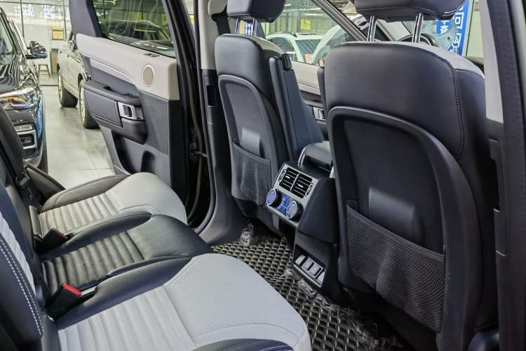 Used Land Rover Discovery 2023 360 PS R-Dynamic S