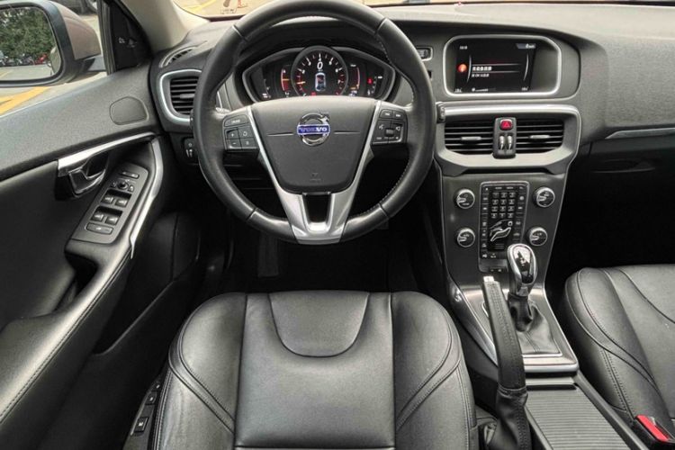 Used Volvo V40 2016 T4 Smart Luxury Edition
