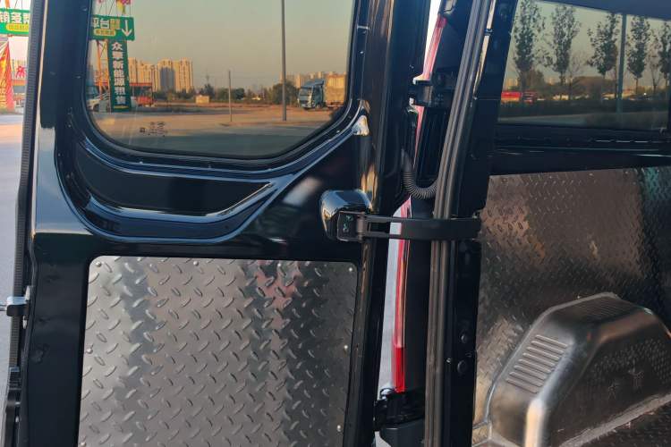 Used Ford Transit 2020 2.0T Diesel Multi-Function Commercial Vehicle Mid-Chassis Low-Roof Design with Dual Rear Doors Meeting China VI Emission Standards
