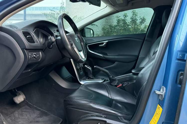 Used Volvo V40 2016 T3 Zhiyi Edition
