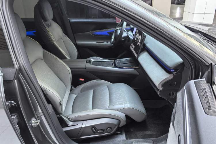 Used Lynk & Co 08 EM-P 2023 120km Long-Range Halo