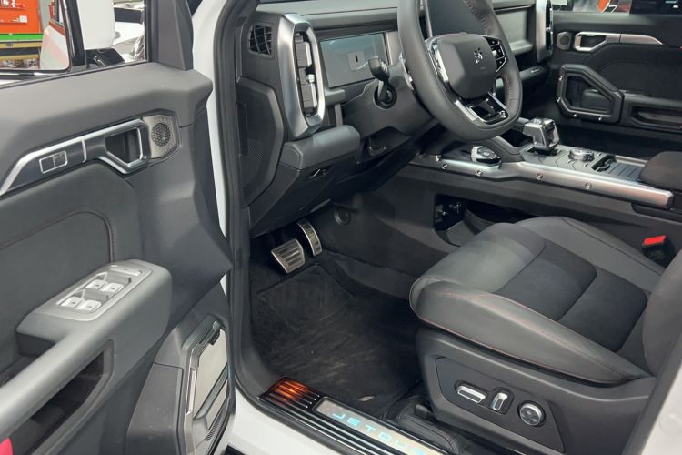 Used JETOUR Traveler 2024 2.0T All-Wheel-Drive Silver Dragon Wings