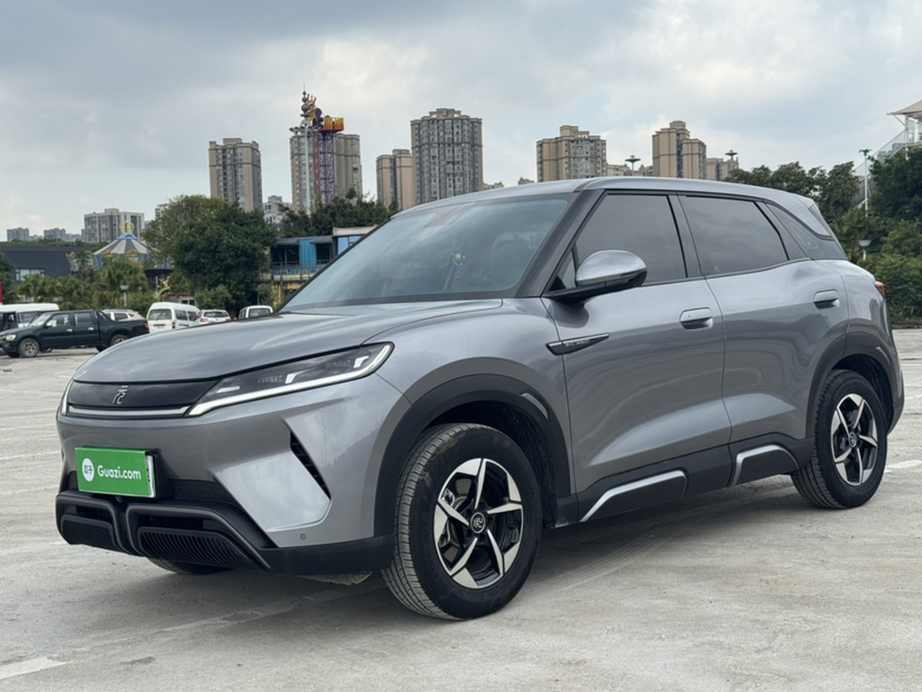 Под передней частью автомобиля