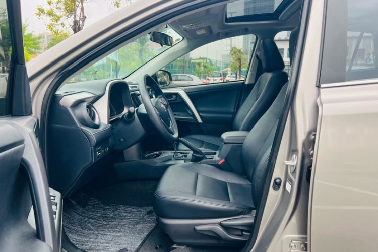 Used Toyota RAV4 2019 2.0L CVT Two-Wheel Drive Luxury Version China VI Standard Interior 2