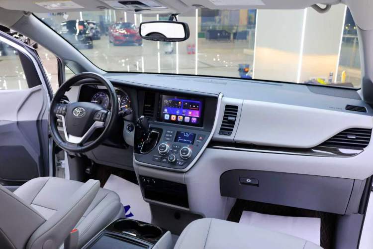 Used Toyota SIENNA  Interior 4