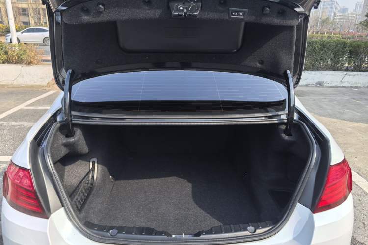 Used BMW 5 Series 2014 520Li Elegant Model
