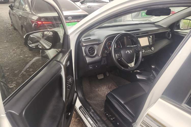 Used Toyota RAV4 2015 2.5L Automatic 4x4 Elite Edition Driver Seat