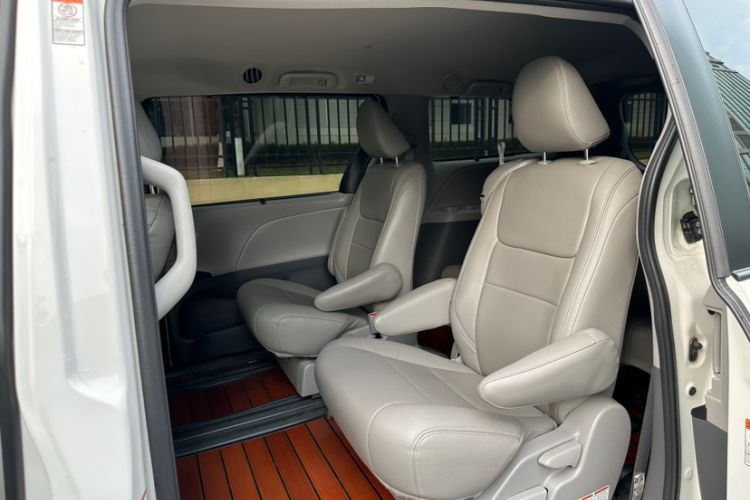 Used Toyota Sienna 2019 3.5L Two-Wheel Drive LE Trim 7 Seats U.S. Specification
