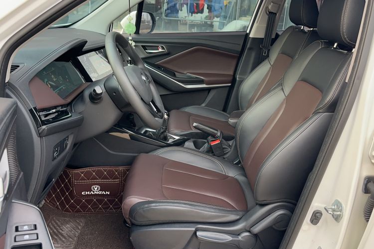 Used CHANGAN CS15 2019 1.5L Manual Entry-Level Version China VI Standard Interior 2