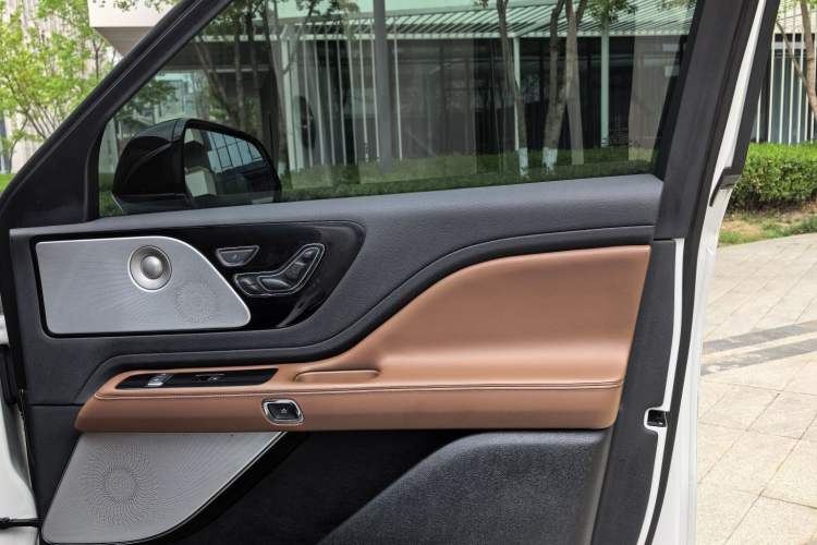 Used Lincoln Aviator 2020 3.0T V6 All-Wheel Drive Executive Version
