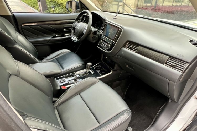 Used Mitsubishi Outlander 2020 2.0L Two-Wheel Drive Enjoyment Version 5 Seats Right Front Seat