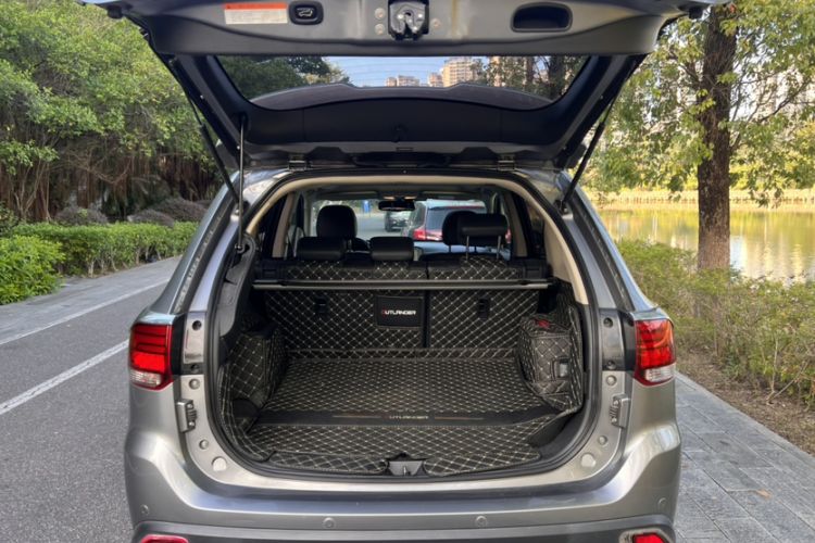 Used Mitsubishi Outlander 2019 2.4L 4x4 Zhi Xiang Edition 5 Seats China VI Standard
