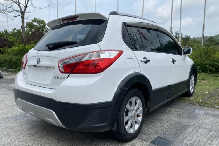 Used Venucia R50X 2015 1.6L Manual Luxury Edition Exterior 5