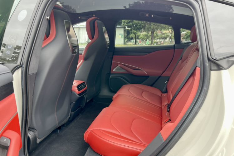 Used Xiaomi Auto SU7 2024 Four-Wheel Drive Ultra-Long Range Advanced Intelligent Driving Max Edition
