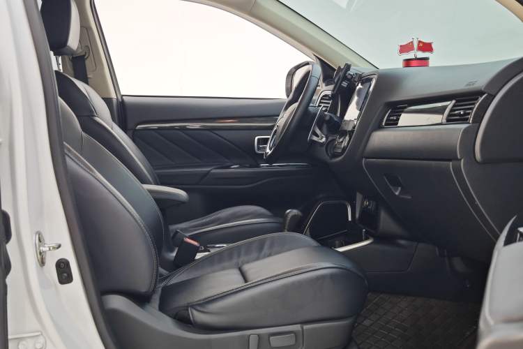 Used Mitsubishi Outlander 2019 2.4L 4x4 Zhi Xiang Edition 5 Seats China VI Standard
