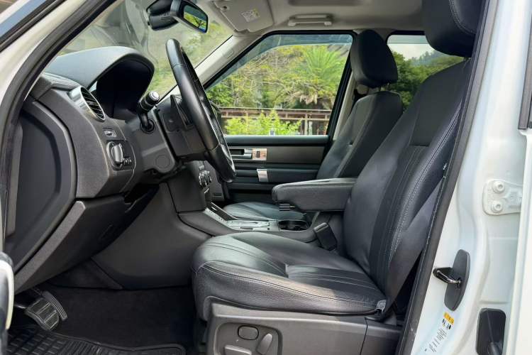 Used Land Rover Discovery 2014 3.0 SC V6 SE Interior 3