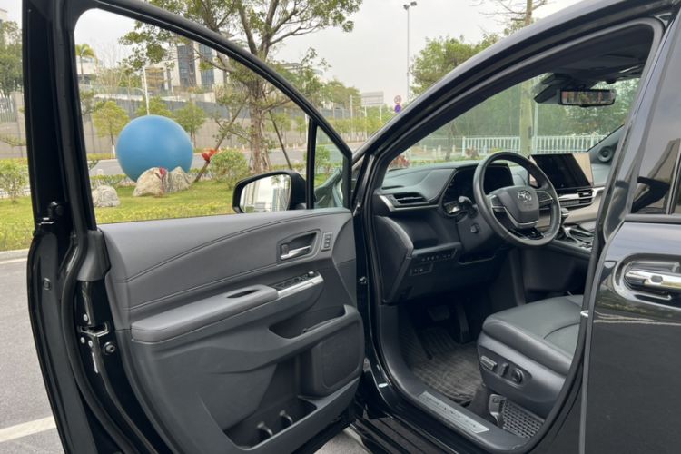 Used Toyota Granvia 2022 2.5L Hybrid Flagship Edition
