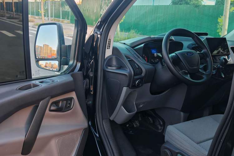 Used Ford Transit 2020 2.0T Diesel Multi-Function Commercial Vehicle Mid-Chassis Low-Roof Design with Dual Rear Doors Meeting China VI Emission Standards
