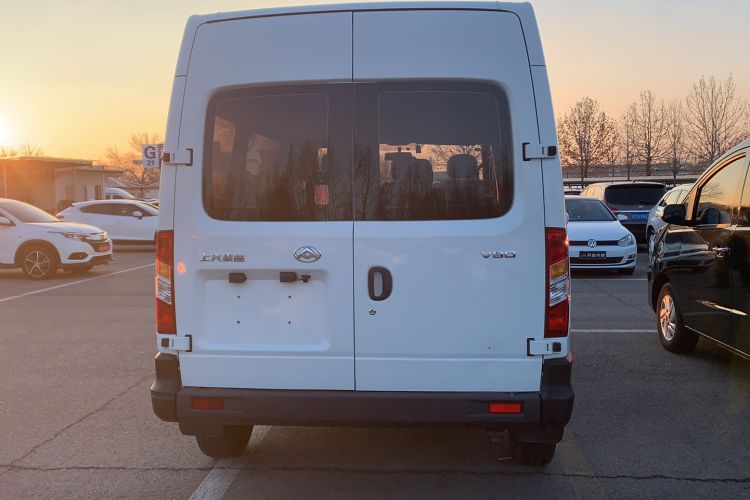 Used SAIC MAXUS Xintu V80 2019 2.5T Classic Edition 6-Speed Manual – Aoyuntong Modified Version Short Wheelbase Mid-Height Roof 5/6 Seats
