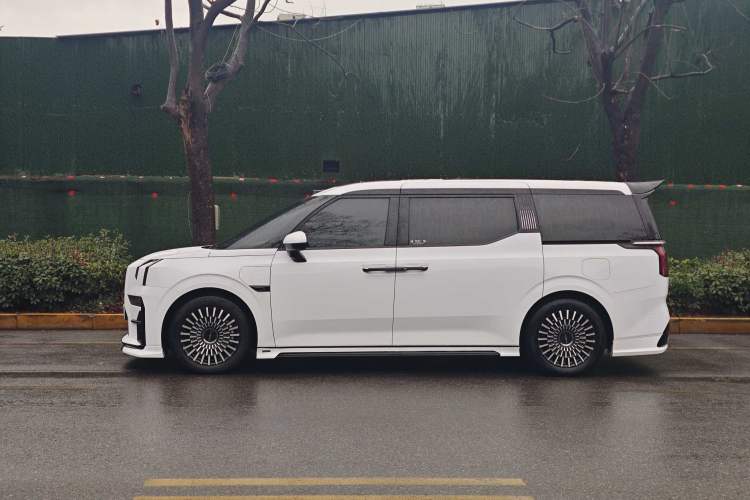 Used Zeekr 009 2024 7-Seater Aisle Version 108 kWh
