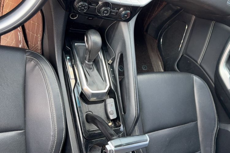 Used JMC Yusheng S350 2017 2.0T Automatic 2WD Diesel Luxury Edition 5 Seats Gear Lever