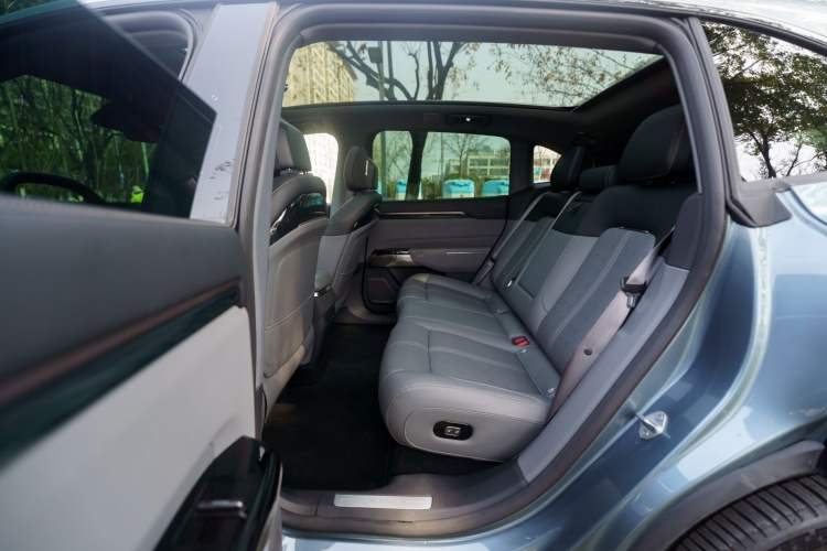 Used Zeekr 7X 2025 100 kWh Long-Range Rear-Wheel Drive with Intelligent Driving Features
