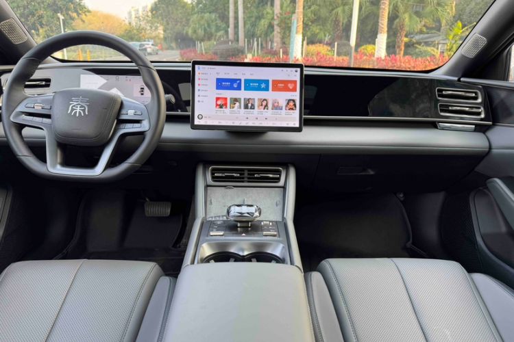 Used BYD Qin L 2025 DM-i Smart Drive 120KM Superior Model Audio And AC Panel