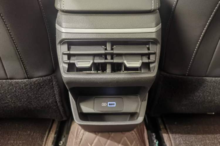 Used Geely Auto Emgrand 2025 4th Generation 1.5L CVT Luxury Version Interior 3