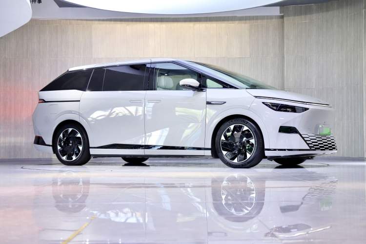 Used XPeng X9 2024 640 All-Wheel Drive High-Performance Max Exterior 7