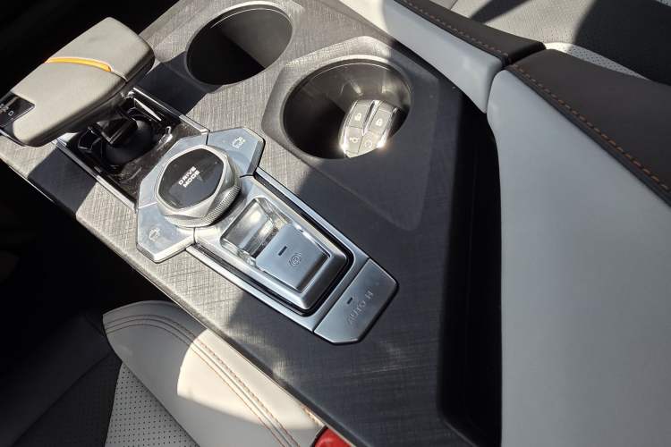 Used CHANGAN UNI-V iDD 2024 Blue Whale Smart Electric iDD 136km ZhiKu Model
