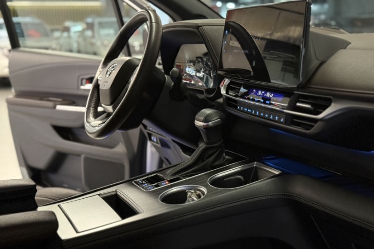 Used Toyota SIENNA 2021 2.5L Hybrid Platinum Edition Interior 10