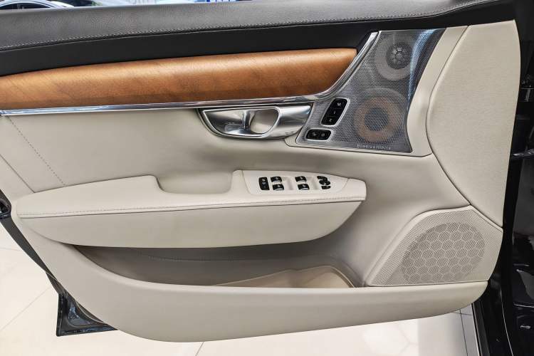 Used Volvo S90 New Energy 2019 T8 E-Drive Hybrid Honor Edition 3 Seats China VI Standard Interior 12