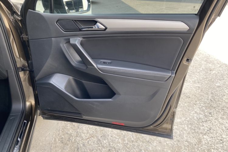 Used Volkswagen Tiguan L 2018 Facelift 330TSI Automatic Two-Wheel Drive Luxury Edition Interior 8