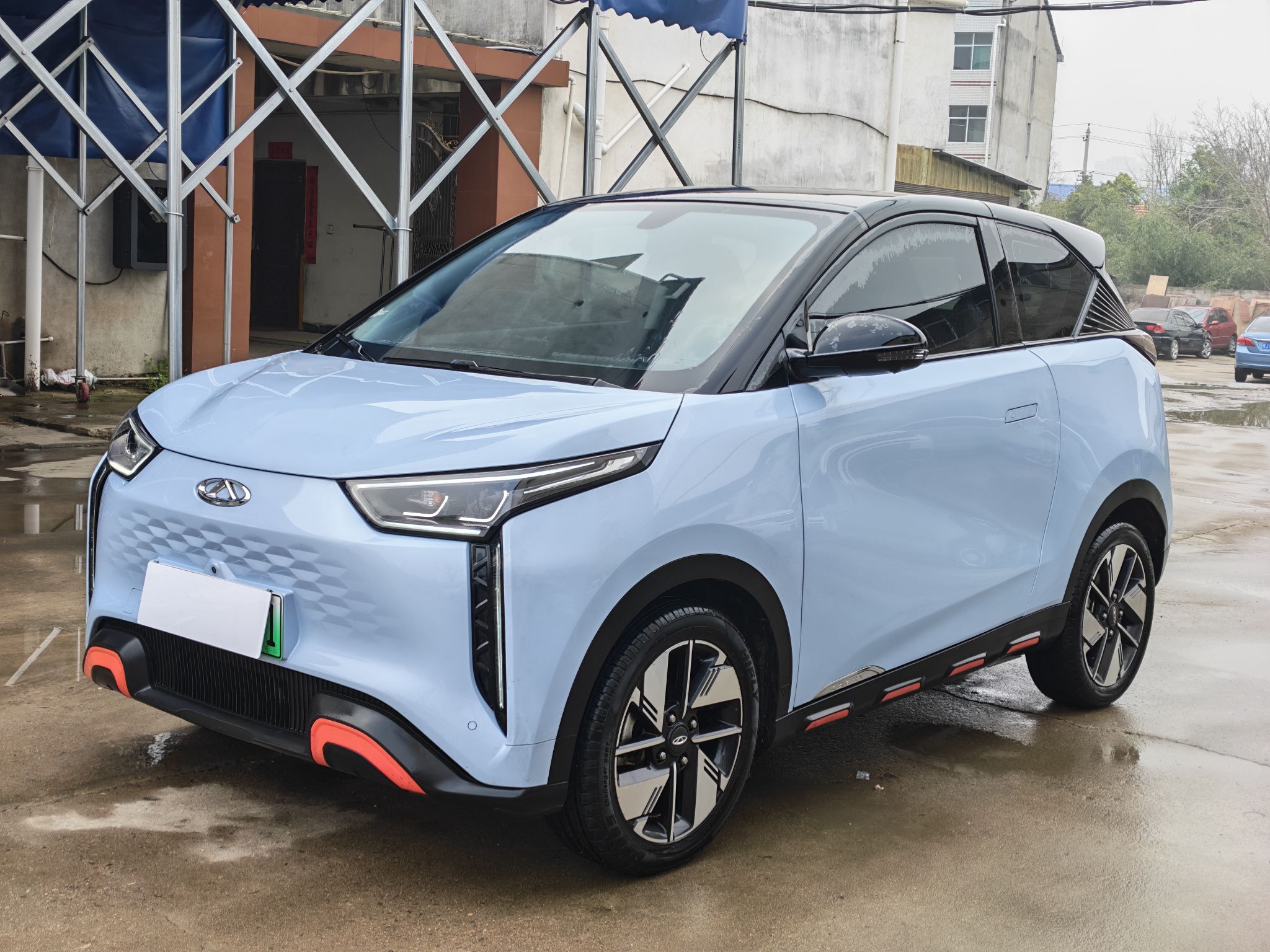 تحت مقدمة السيارة