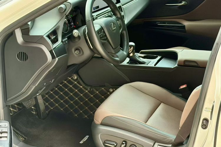 Used Lexus ES 2023 200 Excellence Edition Interior 3